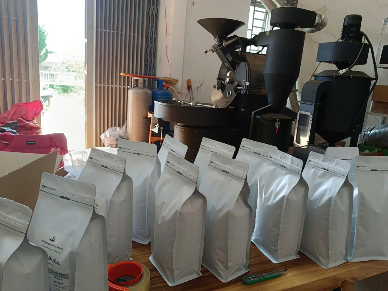 Túi cà phê mộc Lien Dong Coffee đóng gói sẵn sàng gửi đi