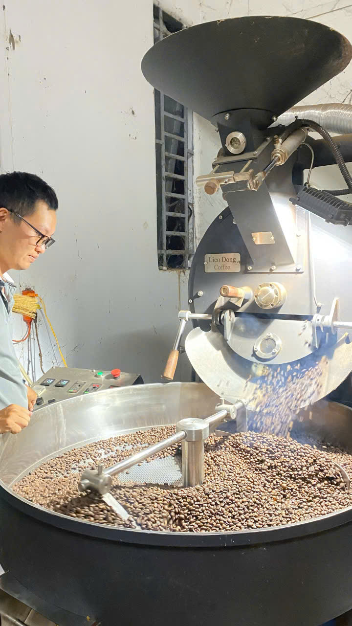 Người thợ rang tại xưởng